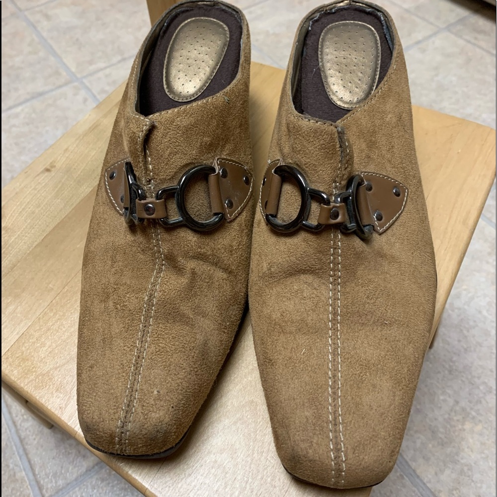 Suede slide heel